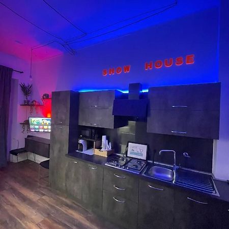 Show House Turyn Zewnętrze zdjęcie