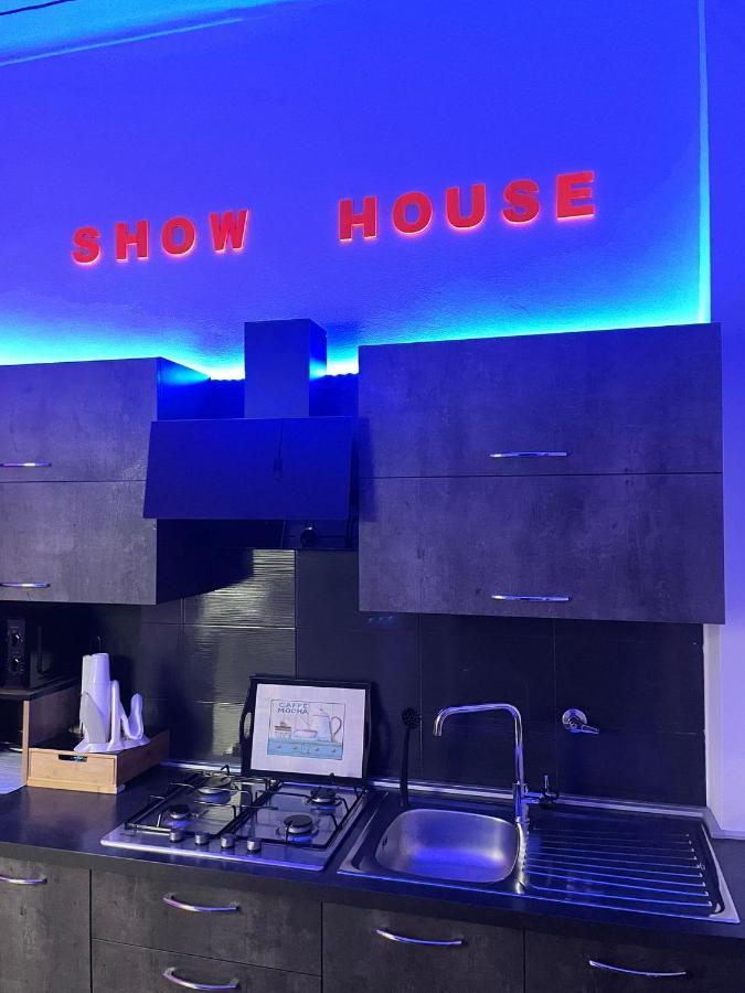 Show House Turyn Zewnętrze zdjęcie