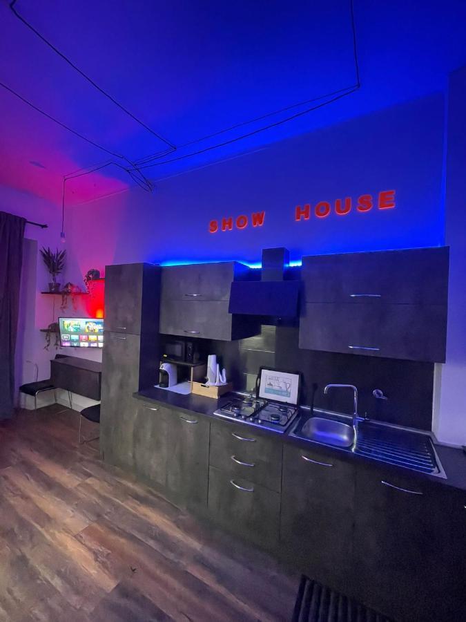 Show House Turyn Zewnętrze zdjęcie