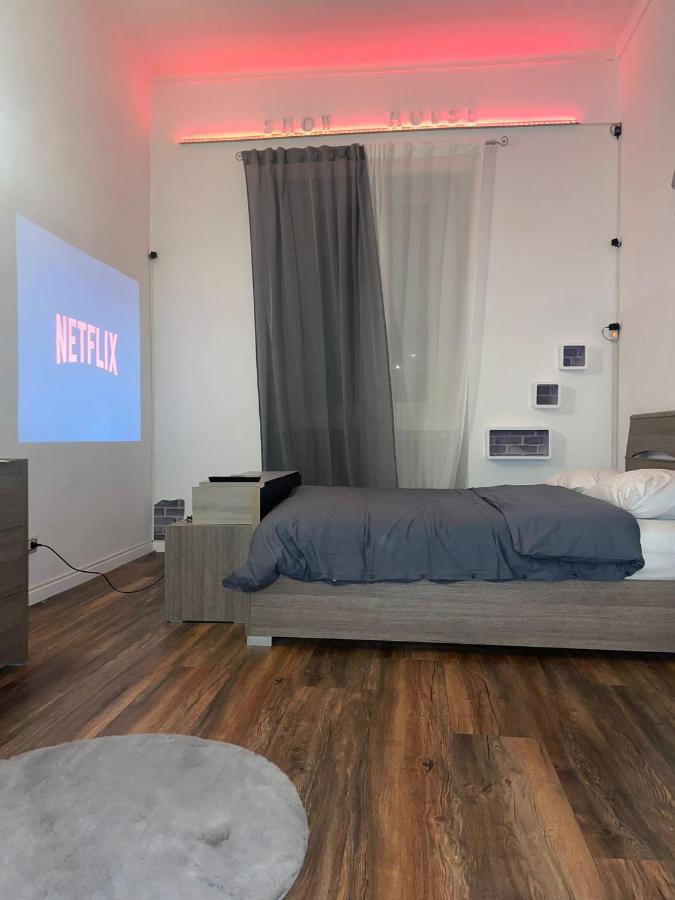 Show House Turyn Zewnętrze zdjęcie