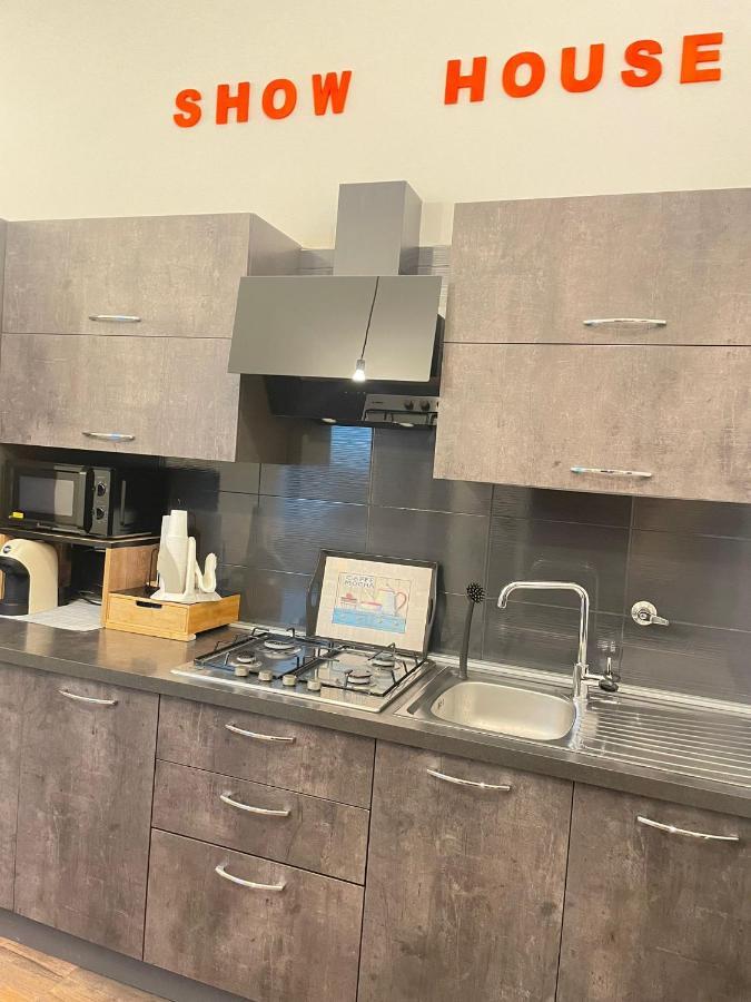 Show House Turyn Zewnętrze zdjęcie